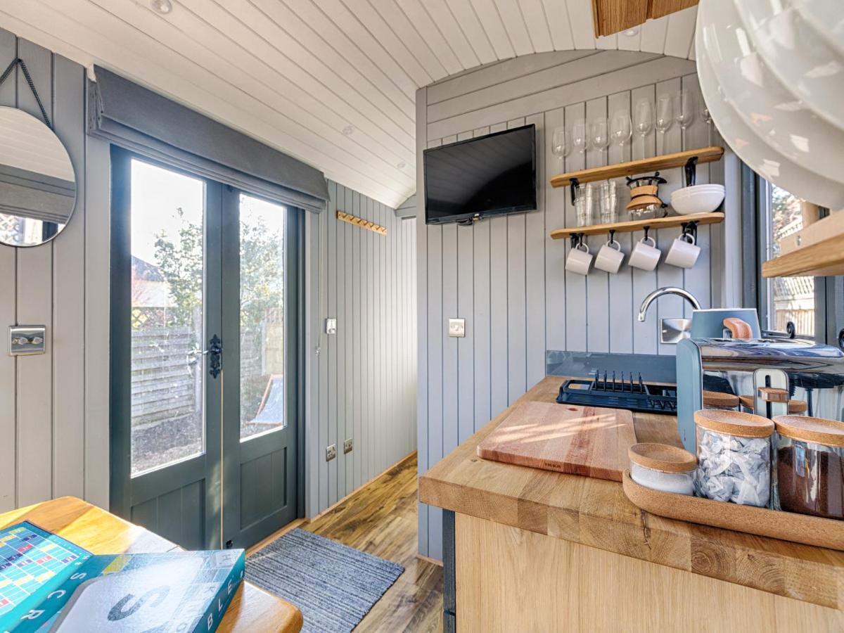 Pass The Keys Whitstable Shepherds Hut Minutes From The Harbour Exterior foto